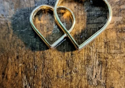 Gouden trouwringen samen gevoegd