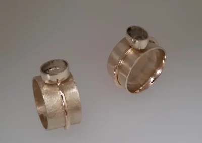 Zilveren ringen met gouden band en zetkast met as