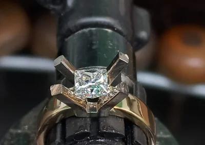 Nieuwe zetkast op gouden ring