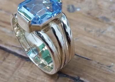 Gouden trouwringen samengevoegd met Aquamarijn