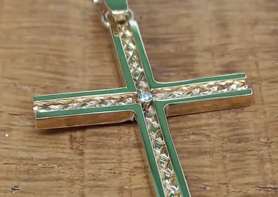 Gouden kruis met diamant en een beetje as