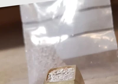 Gouden zegelring in de kop een beetje as