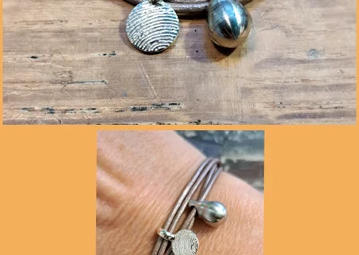 Lederen armband met as in druppel en zilveren bedel met vingerafdruk