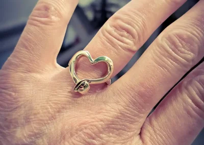 Goudenring gemaakt met eigen materiaal klant.