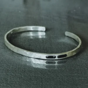 TAJ,Zilveren herenarmband met zwarte steen Abel