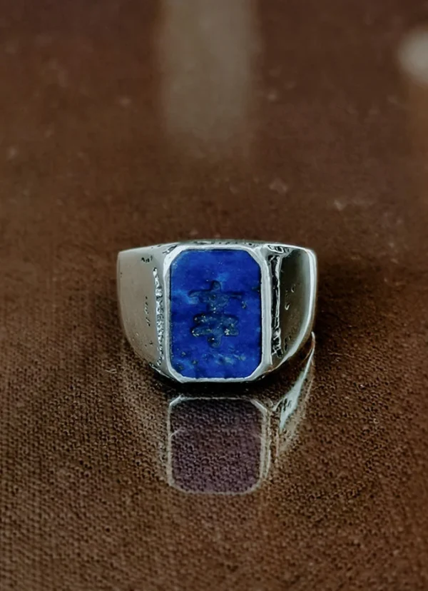 Gepolijste zilveren herenzegelring met blauwe steen Gepolijste zilveren herenzegelring met blauwe steen