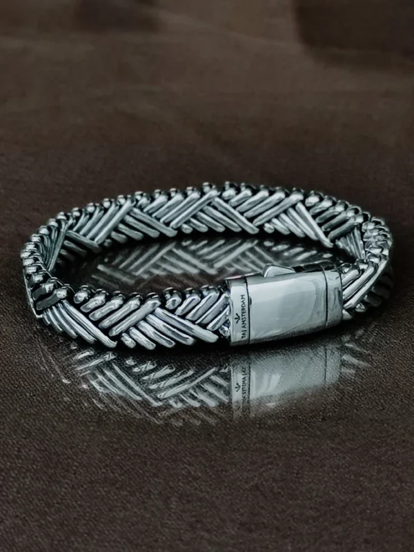 Schoongemaakte zilveren gevlochten herenarmband Schoongemaakte zilveren gevlochten herenarmband